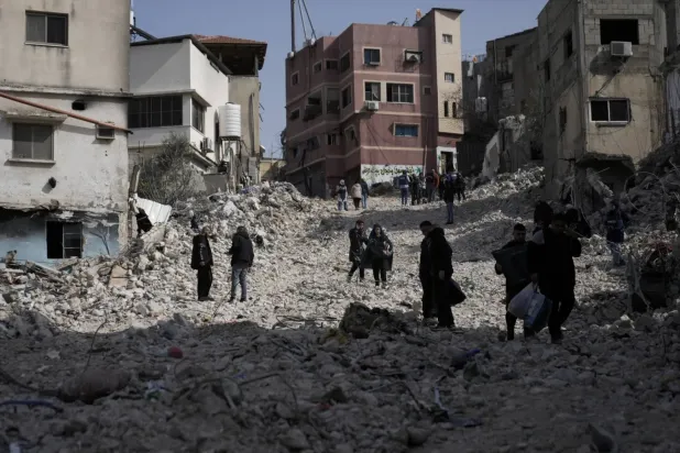 İsrail ordusunun dün bölgedeki operasyonlarını sürdürmesi nedeniyle Batı Şeria'daki Nur Şems kampında yaşayanlar evlerini tahliye etti (AP)