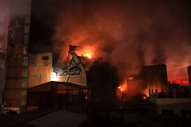 جانب من الحريق الضخم الذي اندلع في الوسط التاريخي للعاصمة ليما وامتد إلى العديد من المباني التجارية (أ.ف.ب)