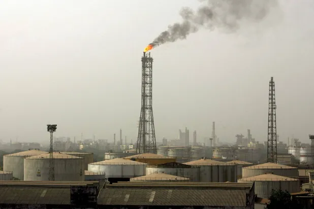 خزانات تخزين النفط في مصفاة شركة بهارات للبترول المحدودة في مومباي (رويترز)