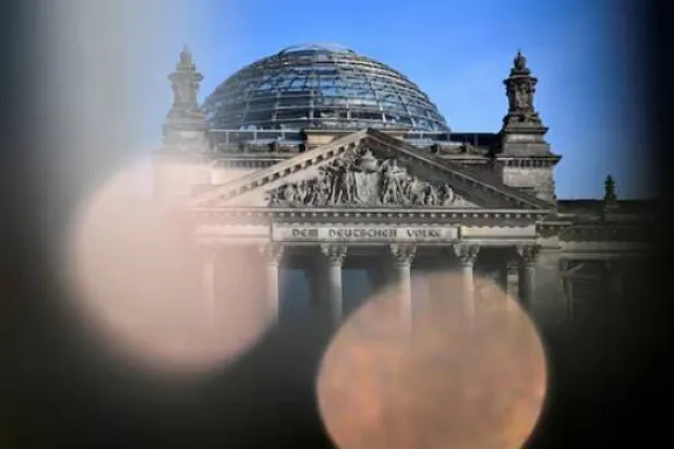 واجهة مبنى الرايخستاغ، مقر البرلمان الألماني، في برلين (رويترز)