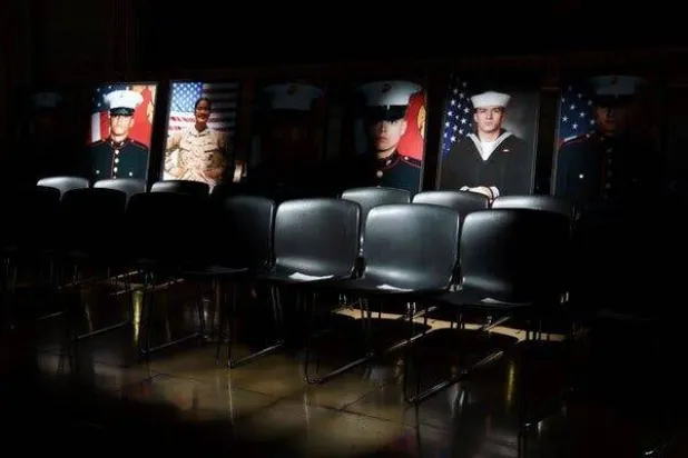 صور أفراد الخدمة الأميركية الذين قتلوا في تفجير انتحاري عند بوابة لمطار كابل معروضة بمبنى «الكابيتول» العام الماضي (شاترستوك - نيويورك تايمز)