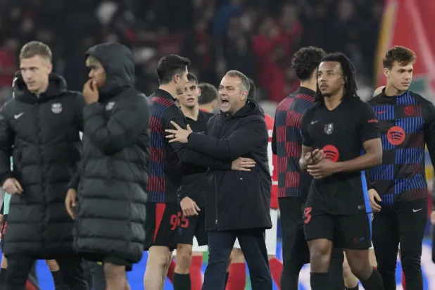 فليك يحتفل مع لاعبي برشلونة بالفوز على بنفيكا (أ.ب)