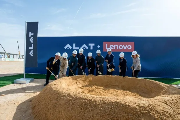 مسؤولون في «آلات» و«لينوفو» يقومون ببدء عمليات البناء للمصنع الجديد في المنطقة اللوجستية (سيلز)