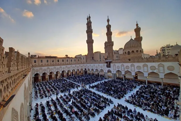 لقطة واسعة لإفطار الصائمين بالجامع الأزهر (الأزهر)
