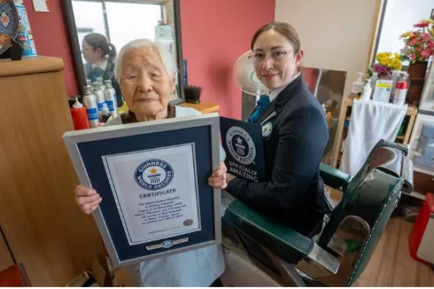 يابانية تبلغ 108 أعوام تحطم الرقم القياسي بصفتها أكبر حلاقة سناً في العالم