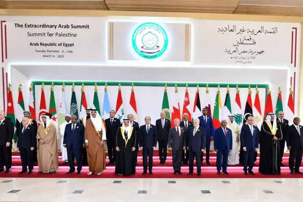 صورة جماعية للزعماء والقادة العرب المشاركين في القمة العربية الطارئة (الرئاسة المصرية)