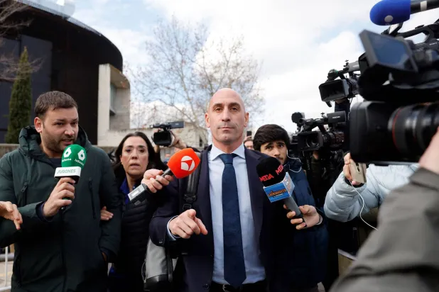 روبياليس محاطاً بكاميرات وسائل الإعلام (أ.ف.ب)