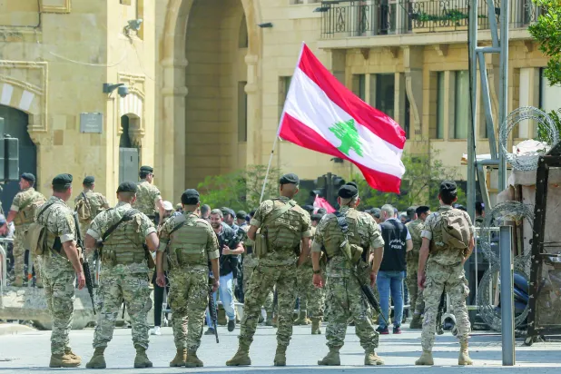 عناصر من الجيش اللبناني في ساحة البرلمان وسط بيروت (أرشيفية - د.ب.أ)