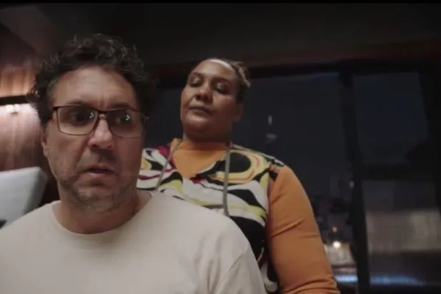 إسلام مبارك وهشام ماجد في لقطة من مسلسل «أشغال شقة جداً» (حسابها بموقع «فيسبوك»)