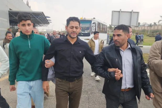 أحد المحررين المصريين الذين تمت استعادتهم من السودان يتوسط ذويه (أ.ش.أ)