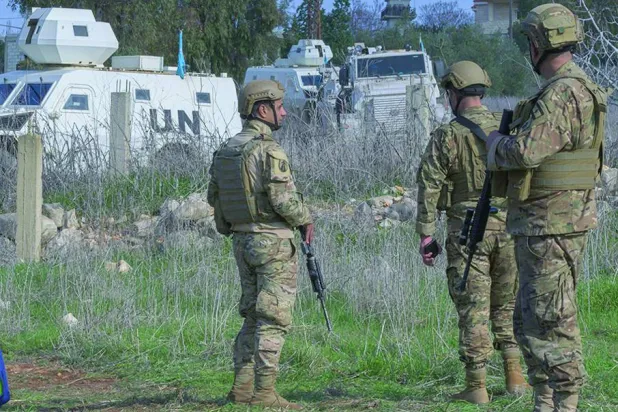 جنود من الجيش اللبناني وأمامهم آليات تتبع قوات «اليونيفيل» جنوب لبنان (الجيش اللبناني عبر منصة «إكس»)