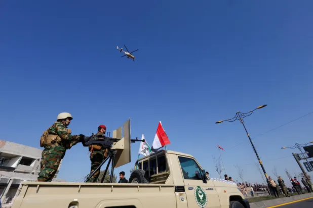 عناصر في «الحشد الشعبي» في مدينة الموصل (رويترز)