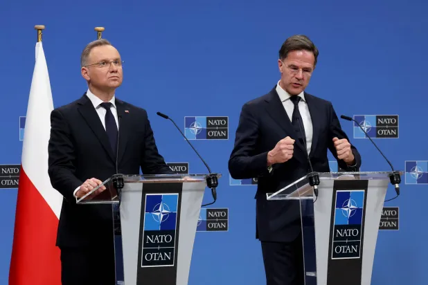 الأمين العام لحلف شمال الأطلسي مارك روته والرئيس البولندي أندريه دودا خلال مؤتمر صحافي مشترك (رويترز)