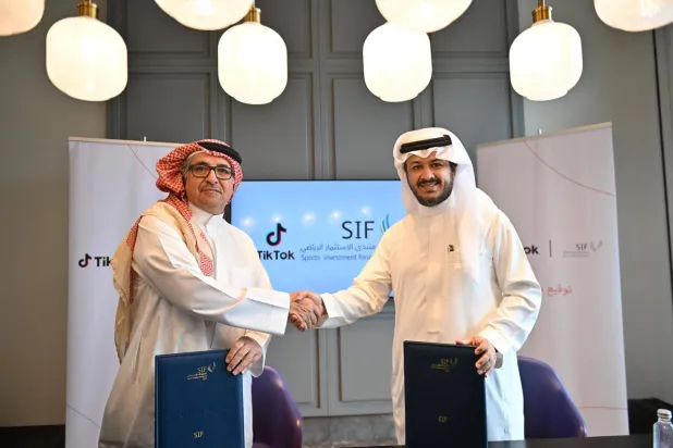 البكري وسمان عقب توقيع الاتفاقية (الشرق الأوسط)