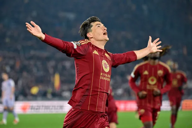 الأوزبكي شومورودوف محتفلا بهدف الفوز لروما (رويترز)