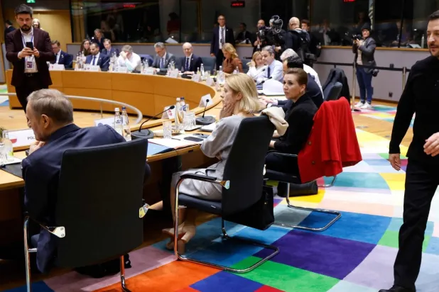 الرئيس الأوكراني فولوديمير زيلينسكي خلال القمة الأوروبية الطارئة ببروسكل أمس (أ.ف.ب)