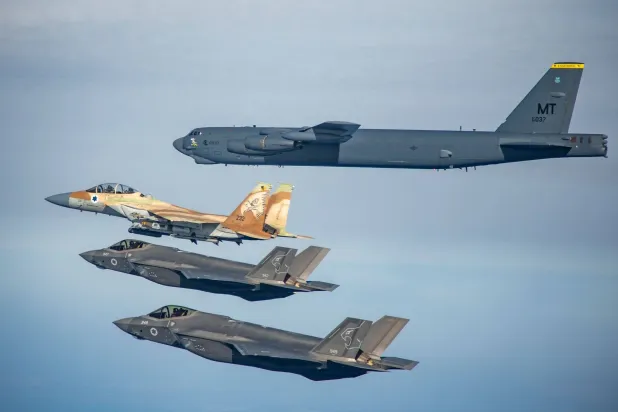 دورية قاذفة «بي 52» ترافقها مقاتلات من طرازي «إف 35» و«إف 18» فوق أجواء منطقة الشرق الأوسط (الجيش الإسرائيلي)