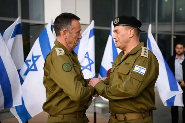 Chief of Staff Eyal Zamir and his predecessor Herzi Halevi at the handover ceremony (Israeli Army)