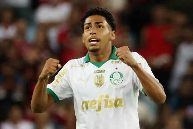 Soccer Football - Brasileiro Championship - Flamengo v Palmeiras - Estadio Maracana, Rio de Janeiro, Brazil - August 11, 2024  Palmeiras' Luighi Hanri celebrates scoring their first goal REUTERS/Sergio Moraes