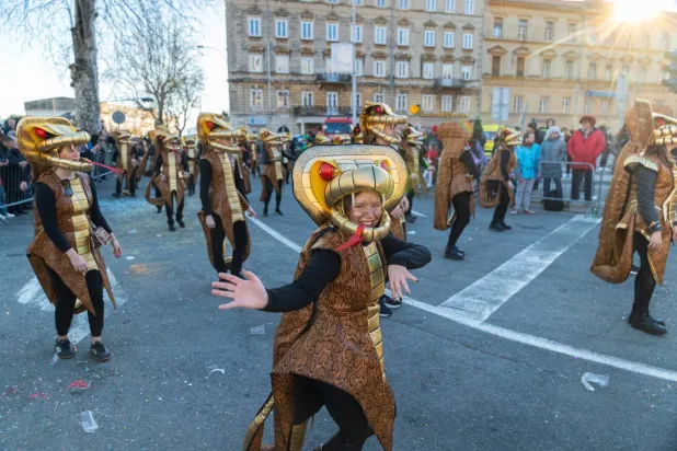 راقصون يؤدون عروضاً خلال كرنفال في رييكا بكرواتيا (رويترز)