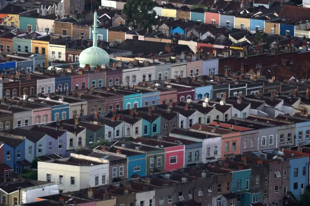 مجموعة من المنازل المطلية في مدينة بريستول ببريطانيا (رويترز)