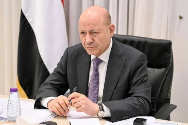 Yemen’s Presidential Leadership Council (PLC) chief, Rashad al-Alimi, held a virtual meeting with the Economic and Humanitarian Crisis Committee (Saba News Agency)