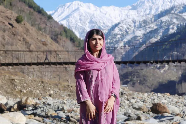 هذه الصورة التي تم توزيعها ونشرها بواسطة «صندوق ملالا» في 5 مارس 2025 تظهر حائزة جائزة نوبل للسلام والناشطة التعليمية ملالا يوسف زاي خلال زيارة إلى قريتها في وادي سوات بعد 12 عاماً من إجلائها من  باكستان كطالبة مصابة بجروح بالغة (أ.ف.ب)