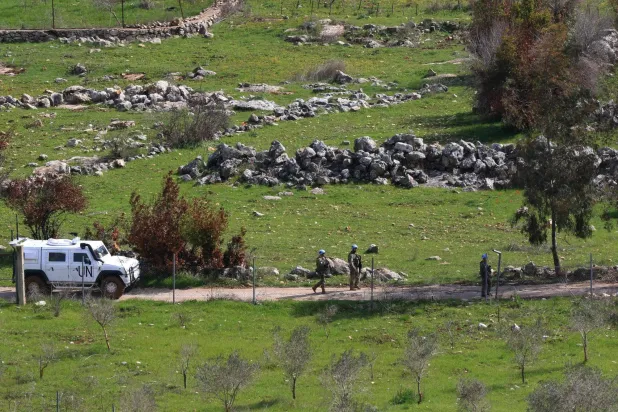 قوات حفظ السلام التابعة لـ«اليونيفيل» تقوم بدورية في قرية راميا الواقعة في جنوب لبنان (أ.ف.ب)