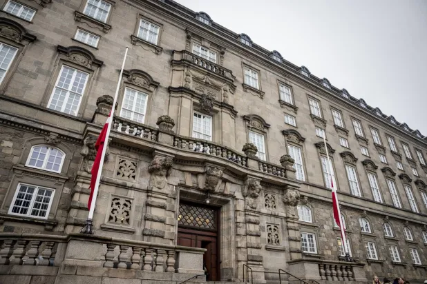 العلم الدنماركي «دانيبروغ» في وضع نصف الصاري في البرلمان الدنماركي حيث أحيا أعضاء البرلمان الدنماركي «فولكتينغ» ذكرى المواطن الدنماركي الإسرائيلي المتوفى إيتسيك إلجارات