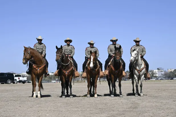 عناصر من حرس الحدود الأميركي يمتطون الجياد خلال كلمة لنائب الرئيس جي دي فانس قرب الحدود مع المكسيك (أ.ب)
