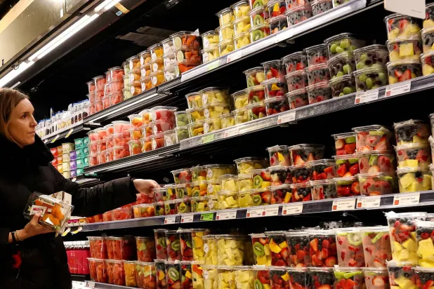 تقليل الأطعمة المصنعة الغنية بالدهون المشبعة تساعد في خفض الكوليسترول (رويترز)