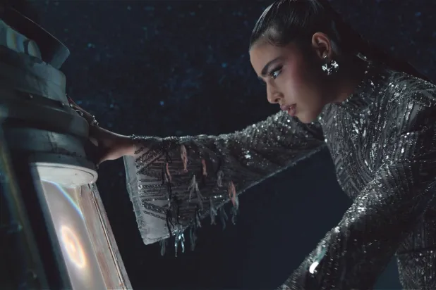 إطلالتها في الكليب مستوحاة من عالم المستقبل والطاقة الإيجابية معاً (المكتب الإعلامي للفنانة)