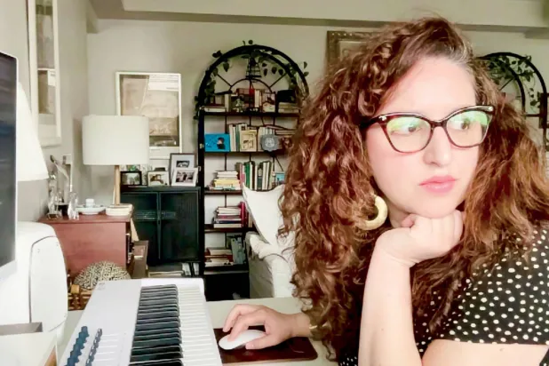 تعكف سعاد على وضع اللمسات الأخيرة للموسيقى التصويرية الخاصة بمسلسل {البطل} ({الشرق الأوسط})