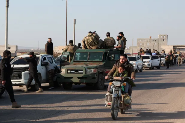 قافلة عسكرية سورية في طريقها إلى اللاذقية (رويترز)