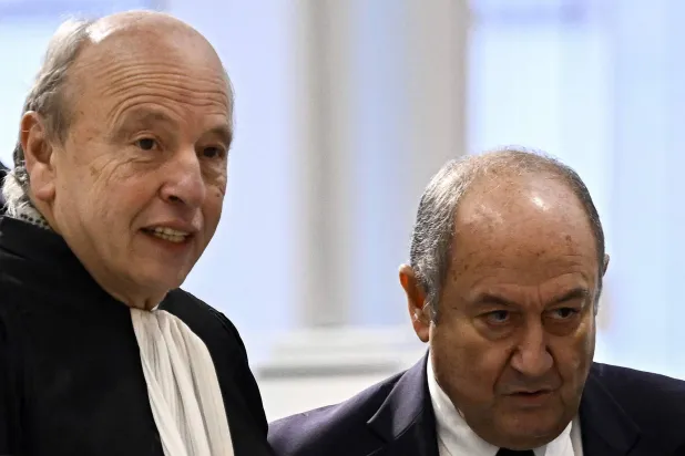 رئيس الاستخبارات الفرنسية السابق برنار سكوارسيني (يمين) خلال جلسة استماع في محاكمته التي يتهم فيها مع تسعة آخرين بالتجسس على صحيفة «فقير» الفرنسية ومالكها لمجموعة «إل في إم أش» LVMH الفرنسية الفاخرة - باريس 28 نوفمبر 2024 (أ.ف.ب)