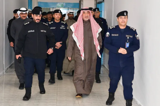 الشيخ فهد اليوسف خلال زيارته السجن المركزي الجمعة (كونا)