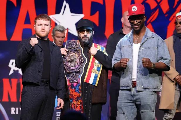 تركي آل الشيخ يتوسط الملاكمين قبل انطلاق المؤتمر (الشرق الأوسط)