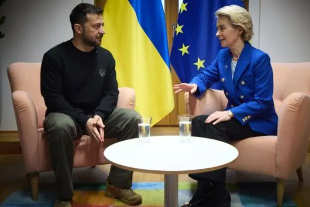 أورسولا فون دير لاين مجتمعة بزيلينسكي في بروكسل (اوكراتيا بالعربية)