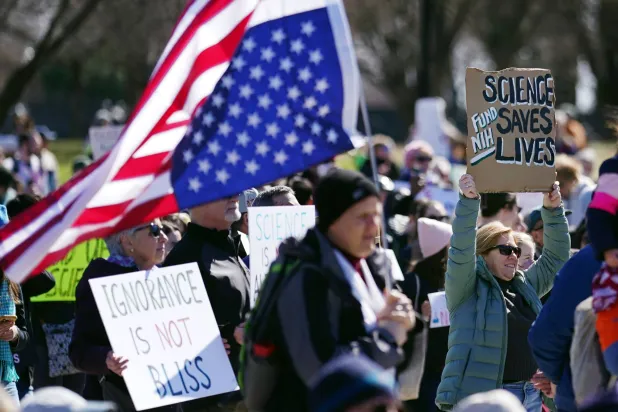 يشارك المتظاهرون في تجمع «الدفاع عن العلم» عند نصب لينكولن التذكاري في واشنطن العاصمة (إ.ب.أ)