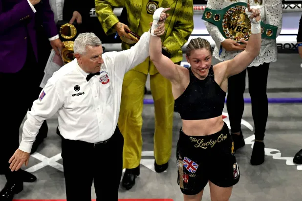 الملاكمة لورين برايس تحتفل بفوزها على ناتاشا جوناس (أ.ف.ب)