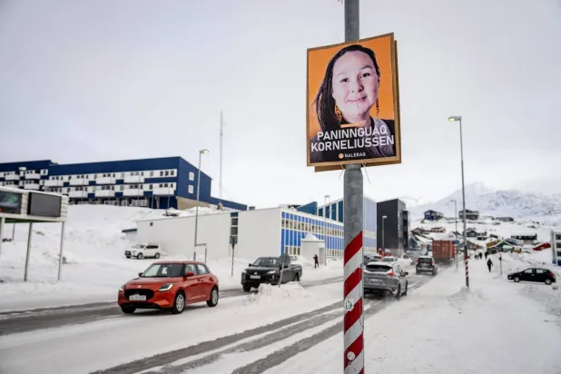 ملصق انتخابي يظهر قبل الانتخابات البرلمانية في غرينلاند (رويترز)