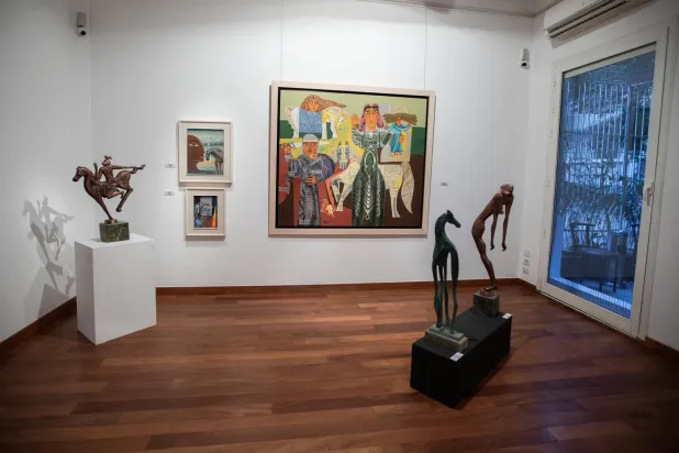 جانب من معرض «رزق البحر» يُظهر مجموعة أعمال (إدارة الغاليري)