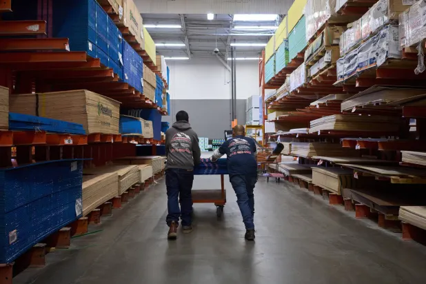 متسوقون في لوس أنجليس بكاليفورنيا يبحثون عن الأخشاب وسط تصاعد التوتر التجاري بعد تحذير الرئيس الأميركي دونالد ترمب من احتمال فرض تعريفات جمركية على الأخشاب الكندية المورِّد الأكبر للولايات المتحدة (إ.ب.أ)