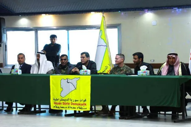 اجتماع مظلوم عبدي وقائد التحالف الدولي الجنرال ماثيو ماكفارلين مع وجهاء من مدينتي الرقة والطبقة في الرقة (المركز الإعلامي لـ«قسد»)