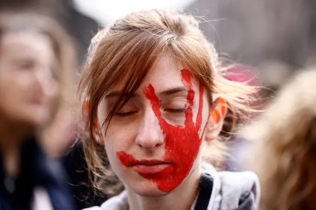 في يومها العالمي تعلو الأصوات من أجل إنصاف المرأة (رويترز)