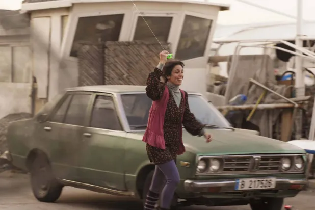 تطلُّ سينتيا كرم بدور فريد تُخرج منه ما يحلو انتظاره (لقطة من «بالدم»)