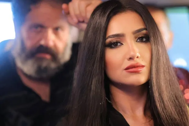 مي عمر وإدوارد في مشهد من المسلسل (حسابها على فيسبوك)