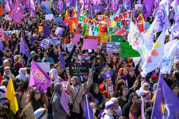 مسيرة حاشدة للاحتفال باليوم العالمي للمرأة في إسطنبول (أ.ف.ب)