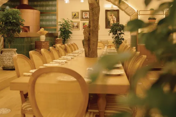 طاولة السفرة التي تزينها شجرة الزيتون (الشرق الأوسط)