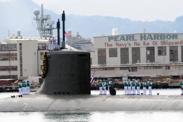 الغواصة الأميركية هاواي من فئة فيرجينا خلال وجودها في ميناء بيرل هاربور (البحرية الأميركية)